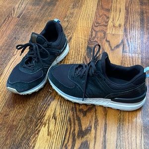 New Balance Tennis Shoes